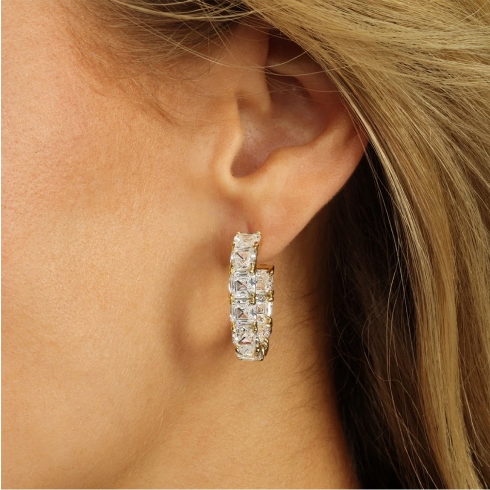 NWT Melinda Maria Gold “Queen’s Hoop 1” Earrings - Picture 10 of 10